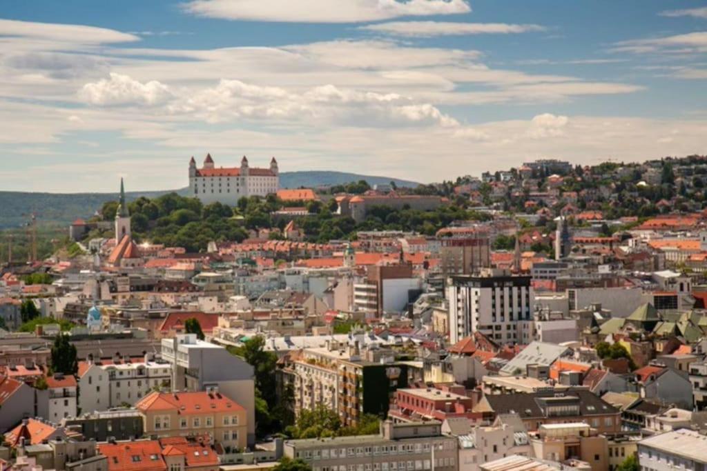 Skypark Tower 3-2 Bedroom Luxe With Free Parking * Pressburg
